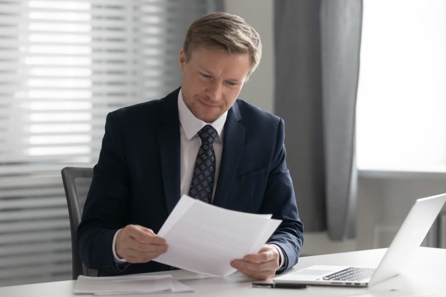 homme daffaires lisant documents dans son bureau