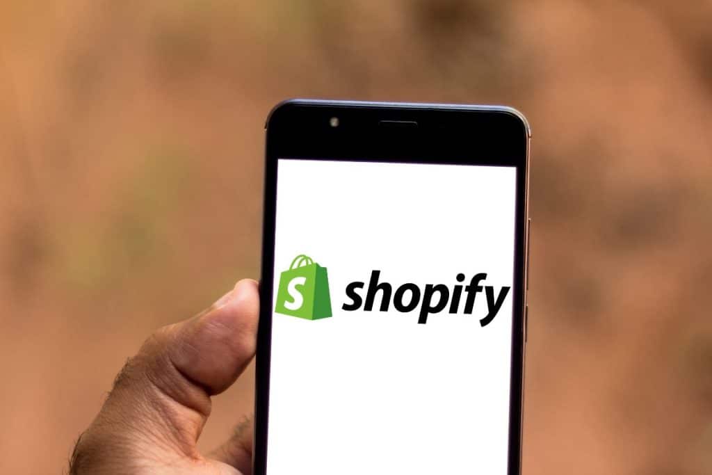 logo shopify affiche sur un smartphone