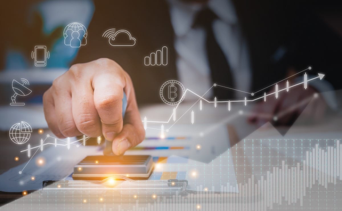 notaire travaillant a domicile avec des outils numeriques