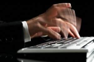 sténographe judiciaire tapant sur un clavier